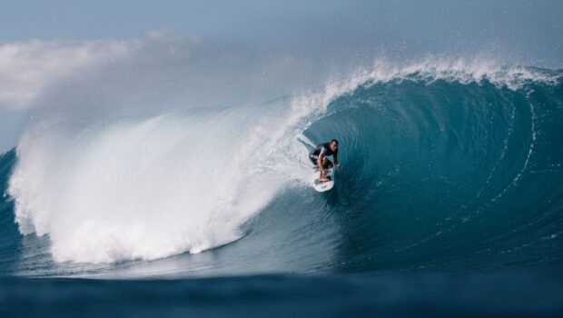 Серфер на волне — иллюстрация к новости о US Open of Surfing 2026