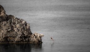 Прыжок со скалы в море — клифф-дайвинг