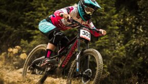 Гонщица на трассе даунхилла Crankworx Whistler