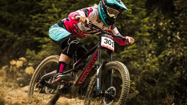 Гонщица на трассе даунхилла Crankworx Whistler
