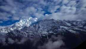 Заснеженные восьмитысячники над облаками