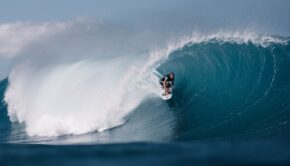 Серфер на волне — иллюстрация к новости о US Open of Surfing 2026