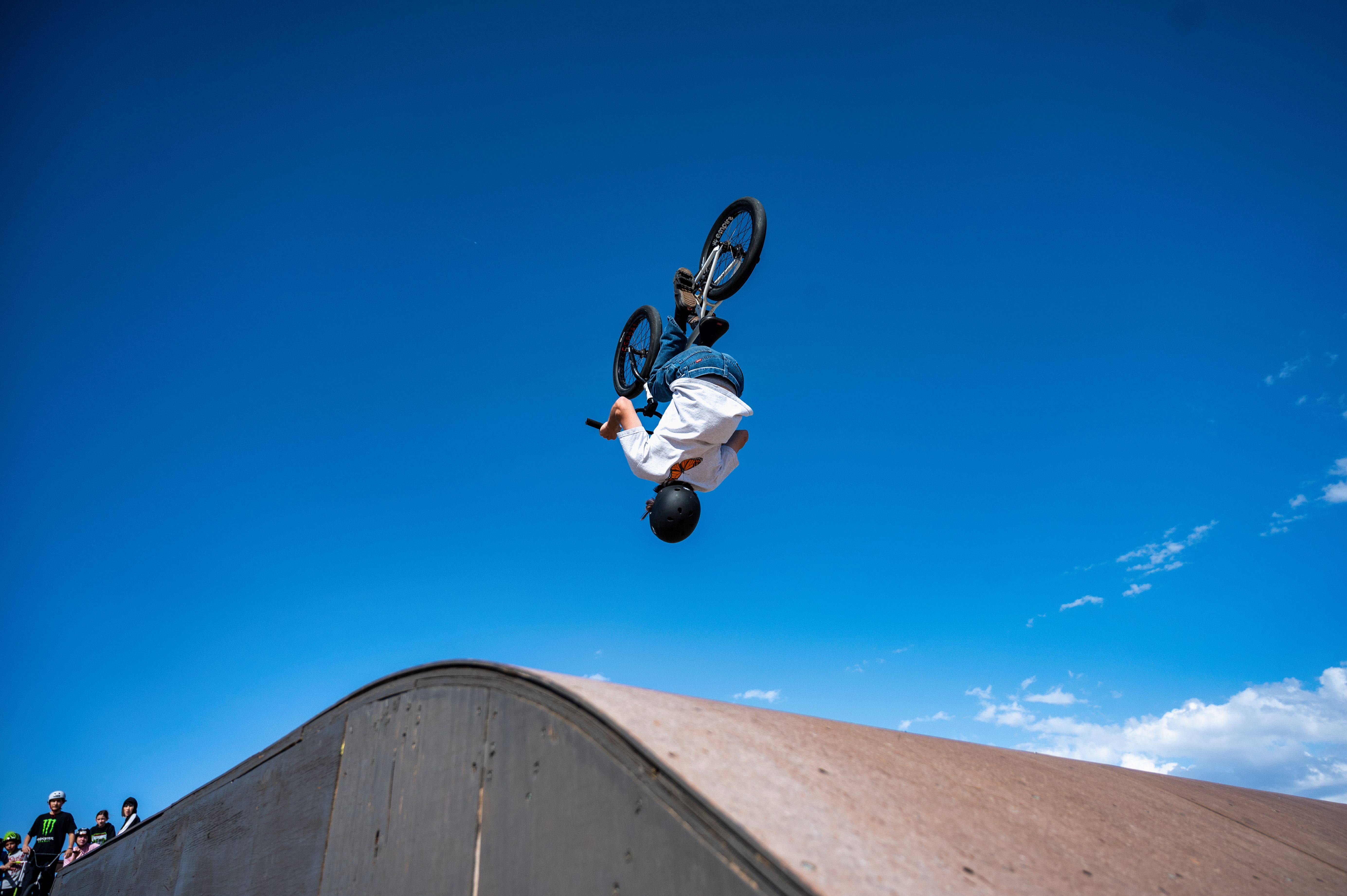 Райдер выполняет трюк на BMX в скейт-парке