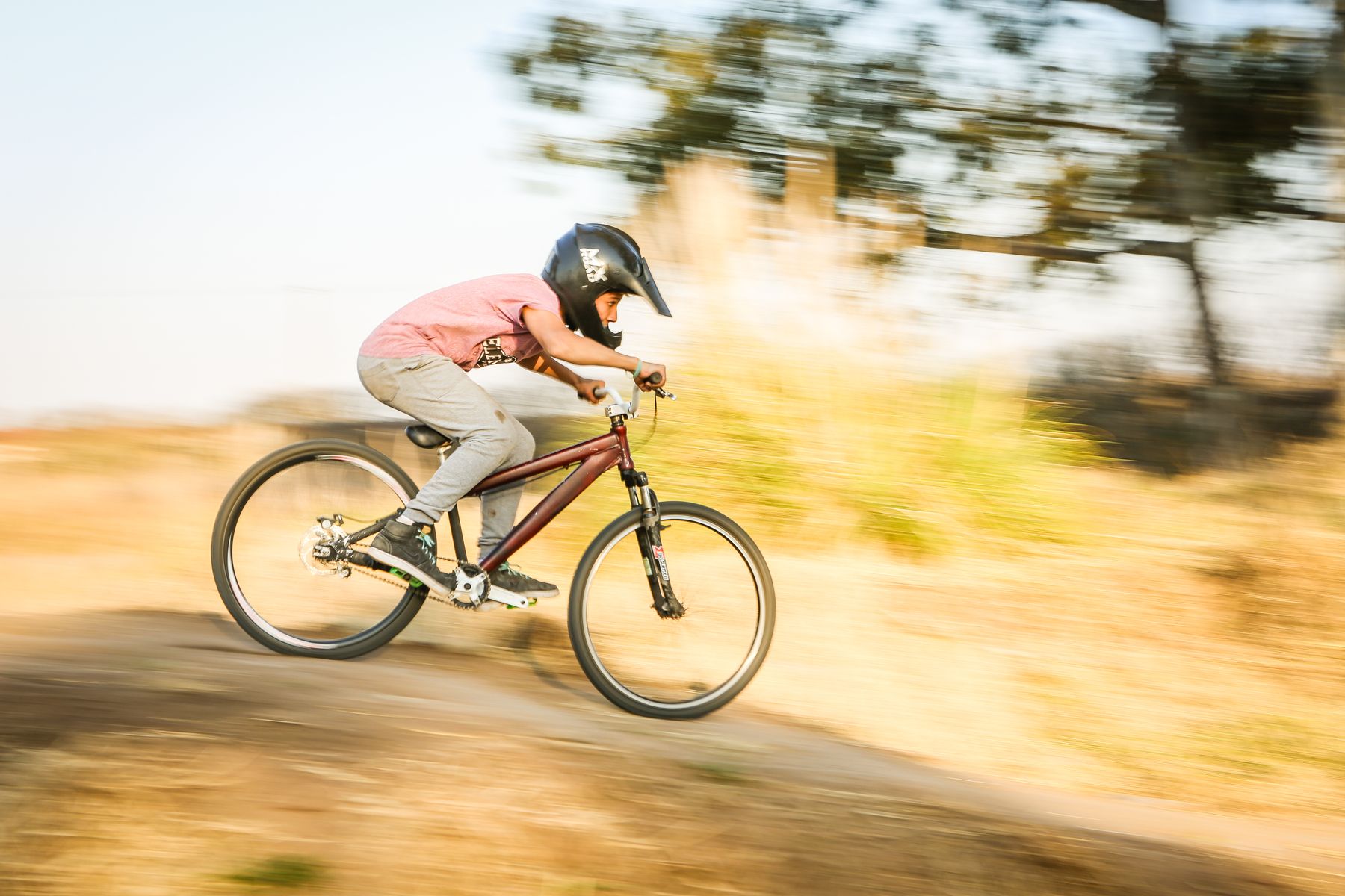 Гонщик на BMX на грунтовой трассе