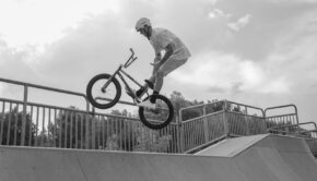 BMX-райдер в прыжке в скейт-парке