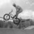 BMX-райдер в прыжке в скейт-парке