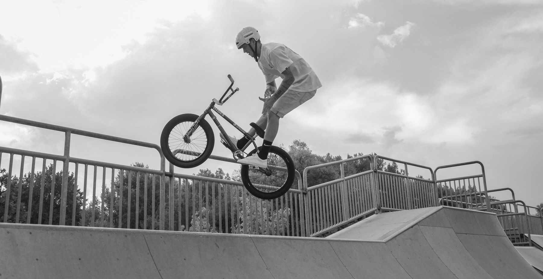 BMX-райдер в прыжке в скейт-парке