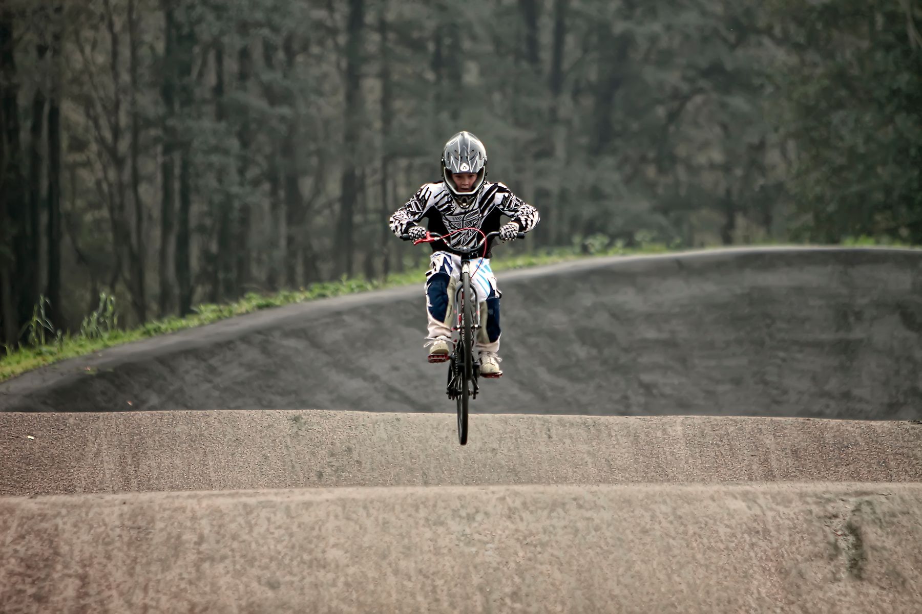 Райдер в воздухе на BMX