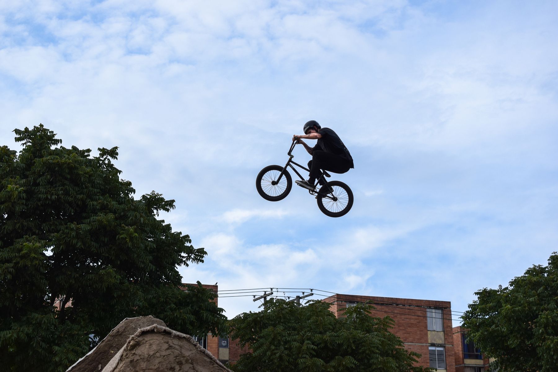 Райдер выполняет трюк на BMX в воздухе