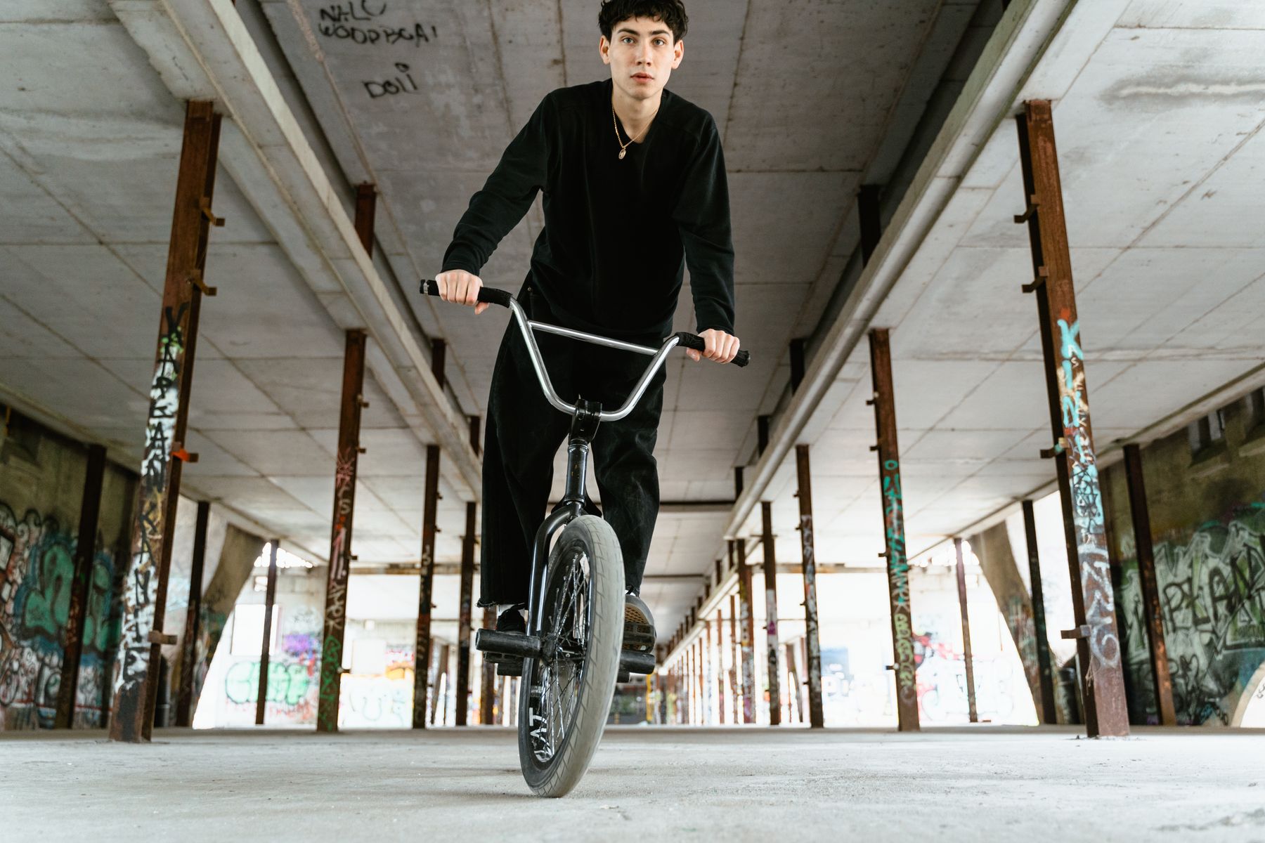 Молодой райдер на BMX в заброшенном здании