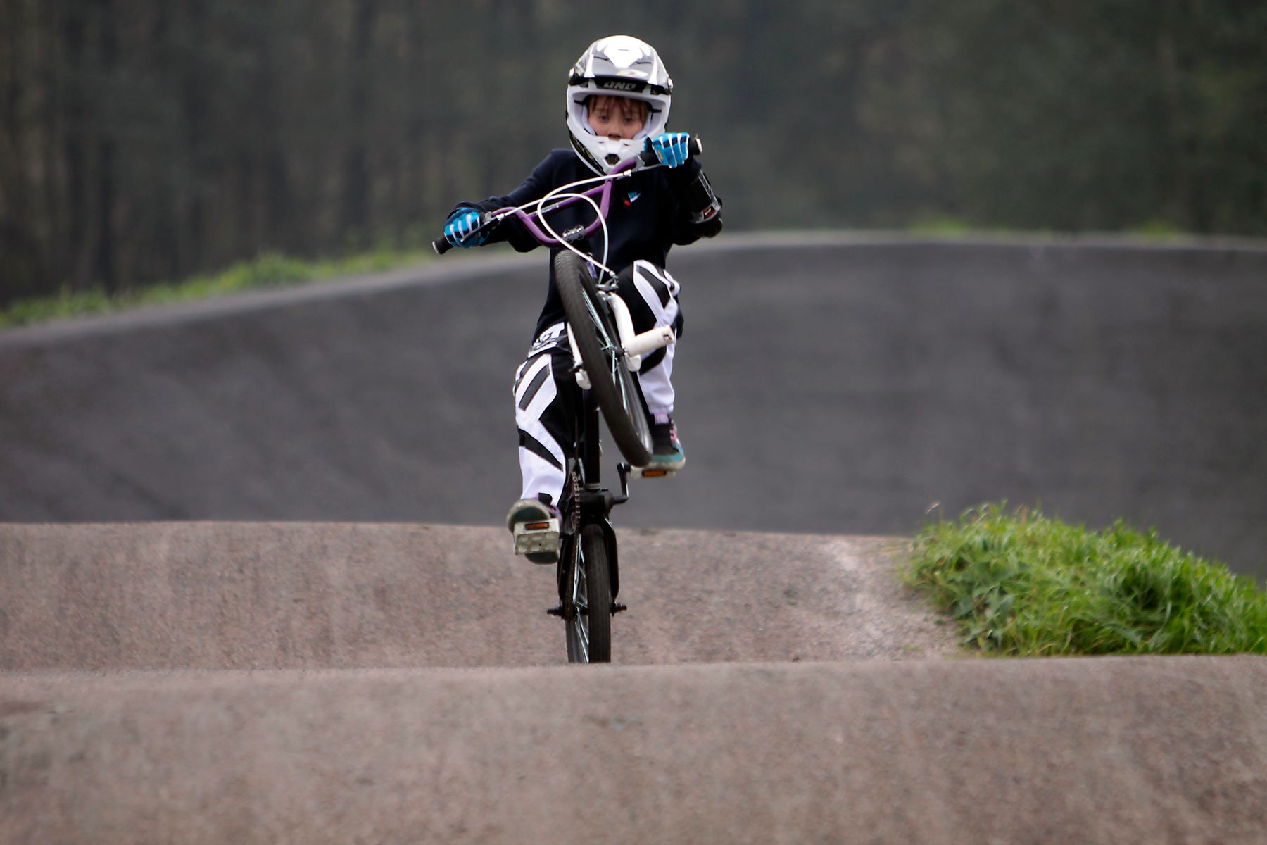 Ребёнок на BMX на трассе