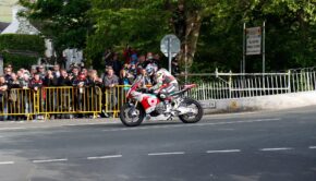 Мотоцикл в прыжке через Ballaugh Bridge на Isle of Man TT