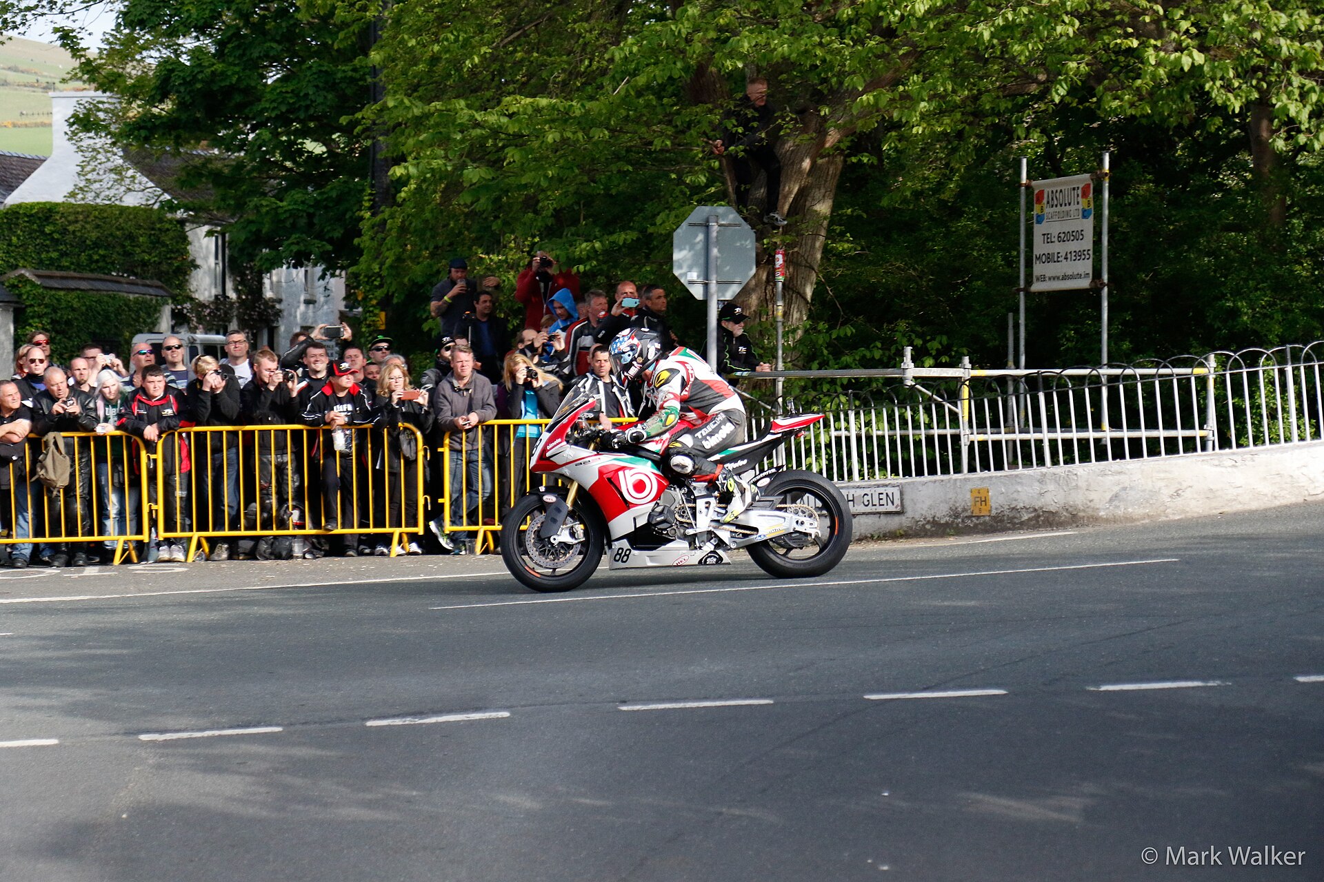 Мотоцикл в прыжке через Ballaugh Bridge на Isle of Man TT
