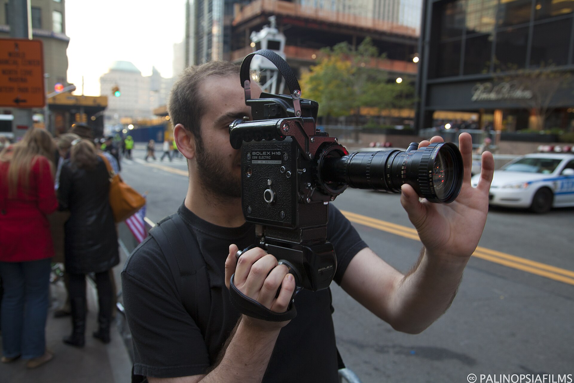 Оператор снимает на плёночную камеру Bolex H16