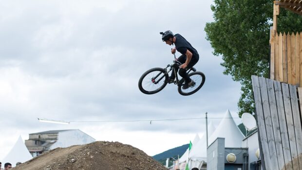 Слоупстайл на маунтинбайке: райдер в прыжке над трамплином