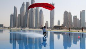Свуп над водой на дропзоне Skydive Dubai