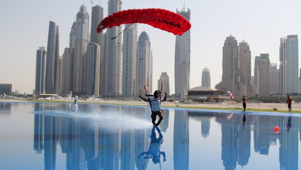 Свуп над водой на дропзоне Skydive Dubai