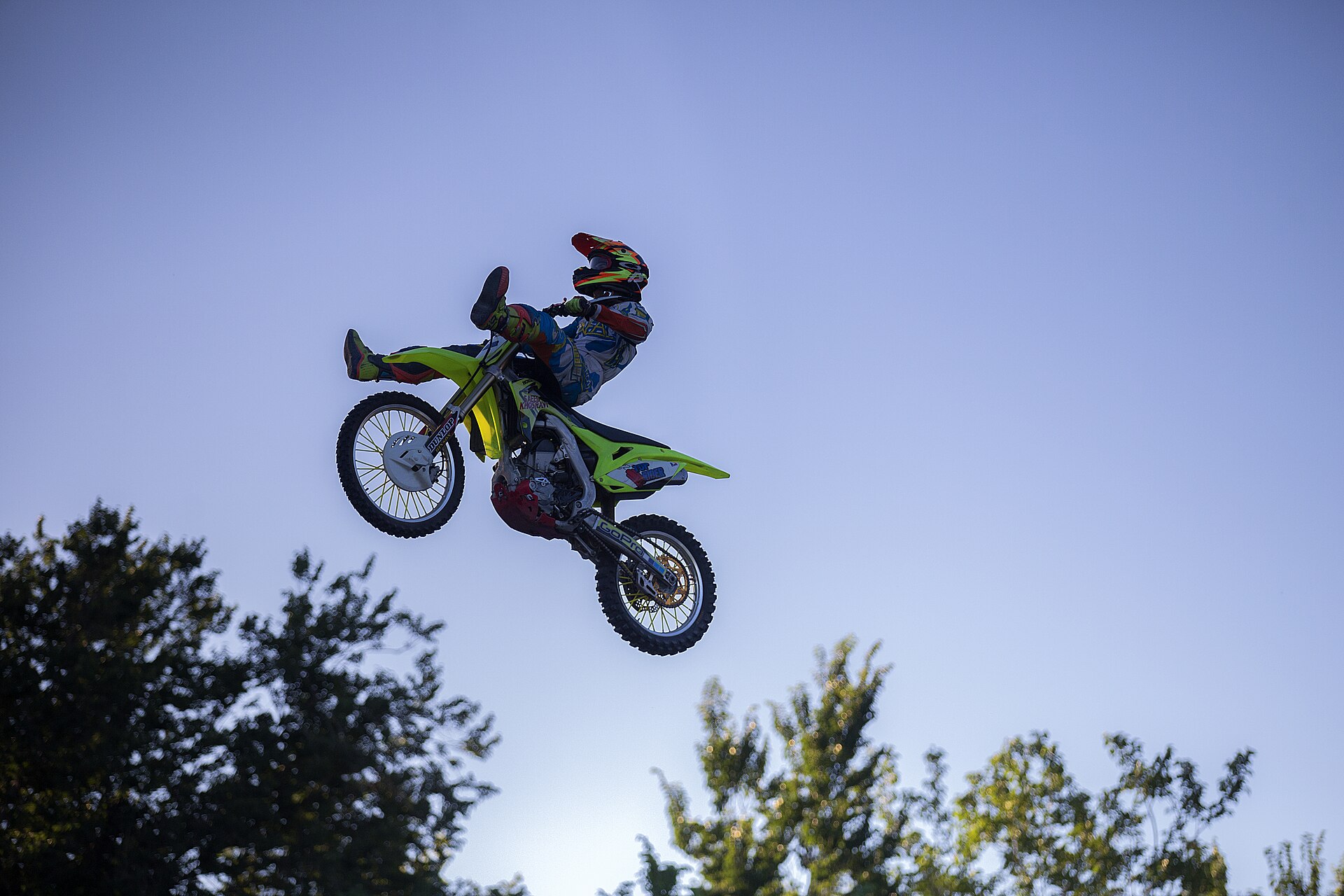 FMX-райдер отпускает руль в полёте